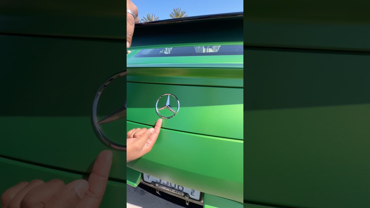 This Mercedes-Benz is green. 🟩