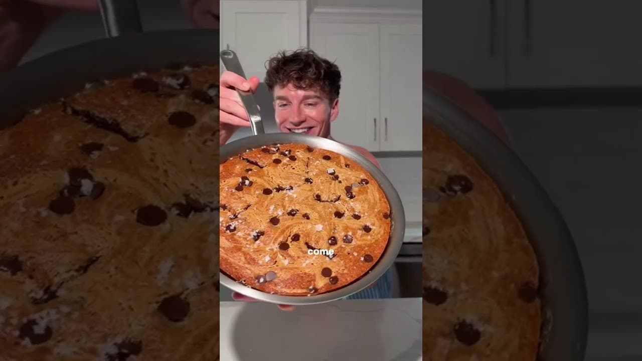 Protein banana bread reese’s skillet anyone?! FOLLOW for more recipes!